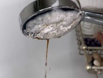 Wlej do słuchawki prysznicowej. Cały brud wypłynie ze środka