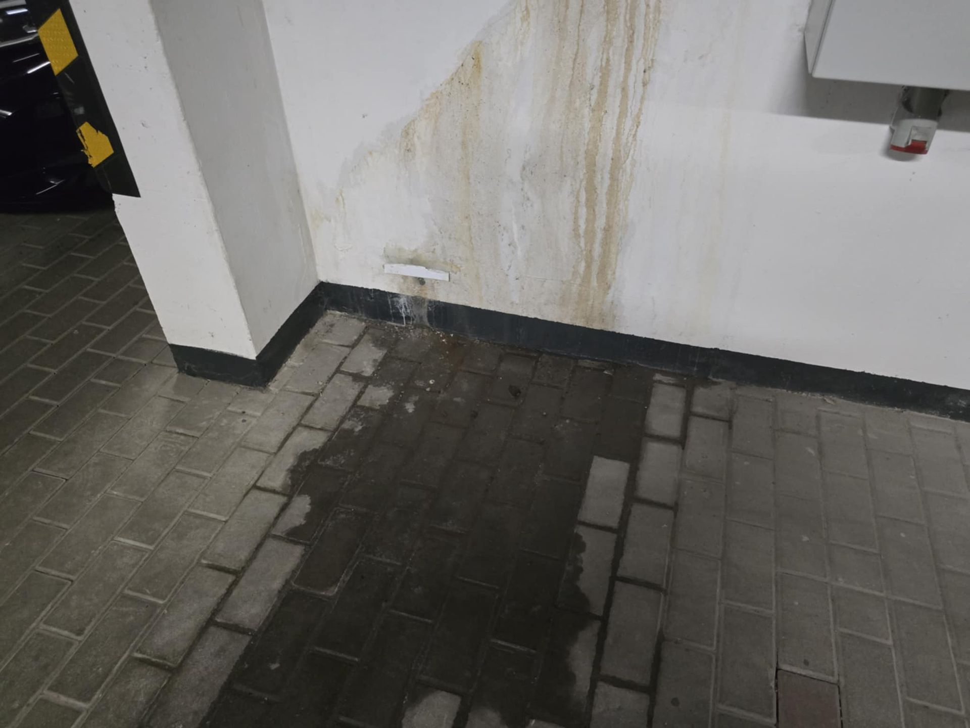 Zniszczenia w garażu w bloku są znaczne