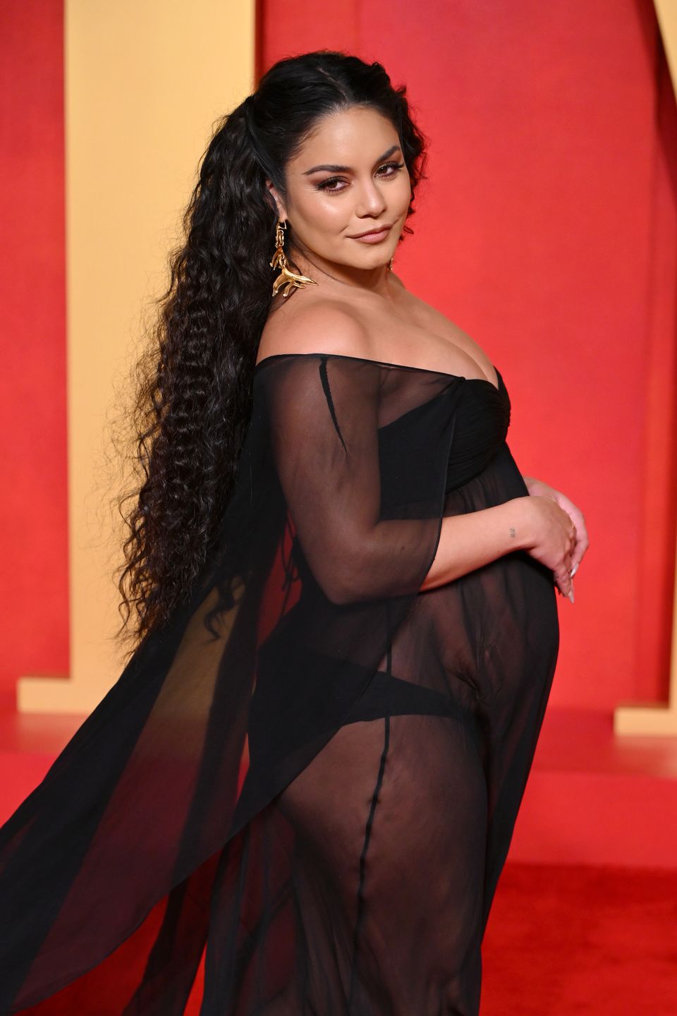 Vanessa Hudgens po ceremonii rozdania Oscarów pojawiła się na imprezie Vanity Fair w prześwitującej sukni
