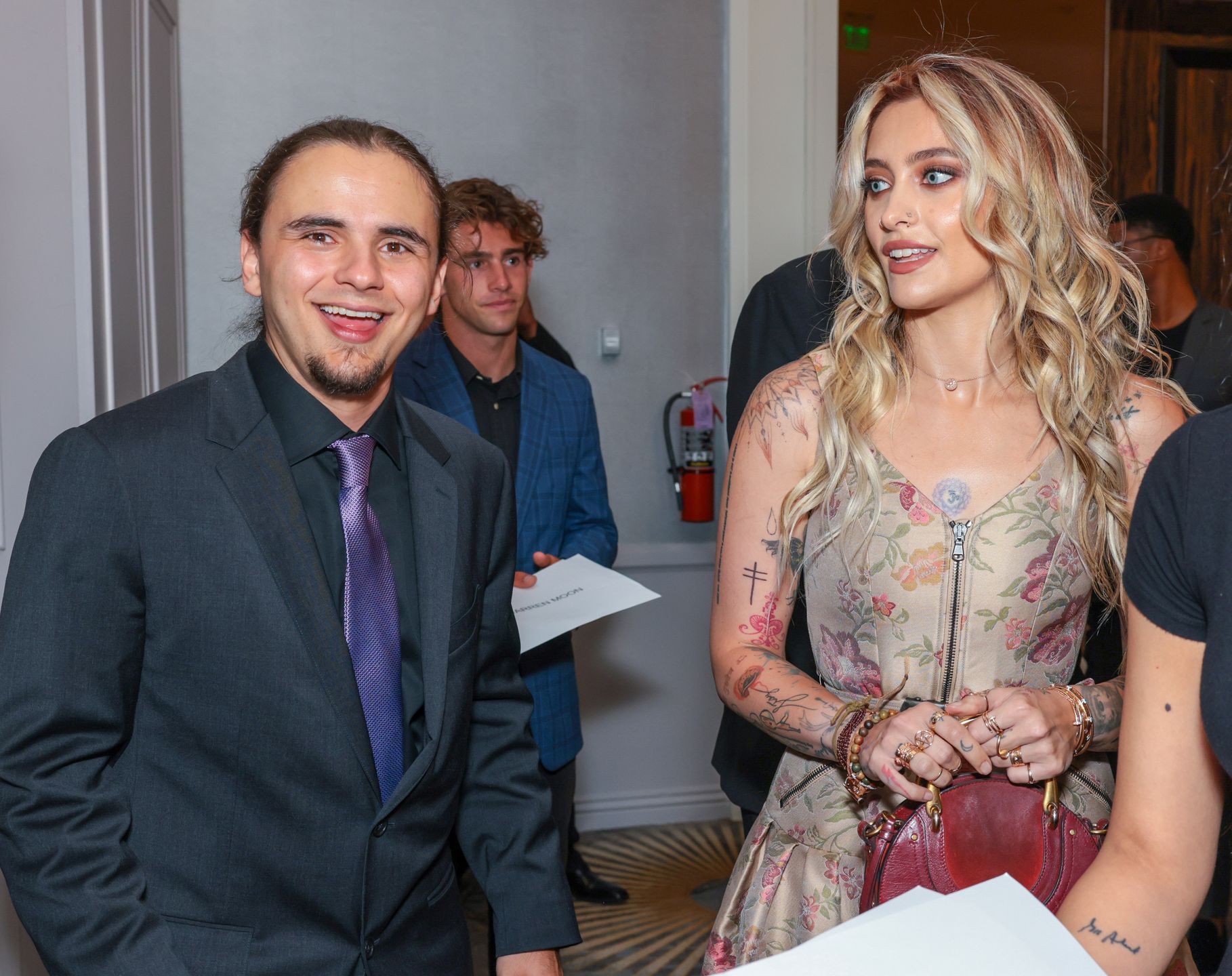 Paris Jackson wdzięczy się z bratem na ściance