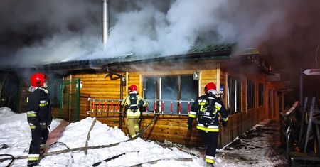 Nocny pożar restauracji Karczma pod strzechą „U Braci Mazur” w Lublinie