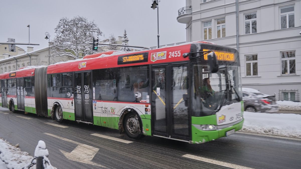 autobus przegubowy na linii 57