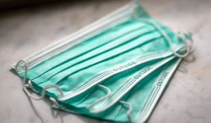 Policja ostrzega. Nowy sposób złodziei na kradzież przy użyciu maseczek