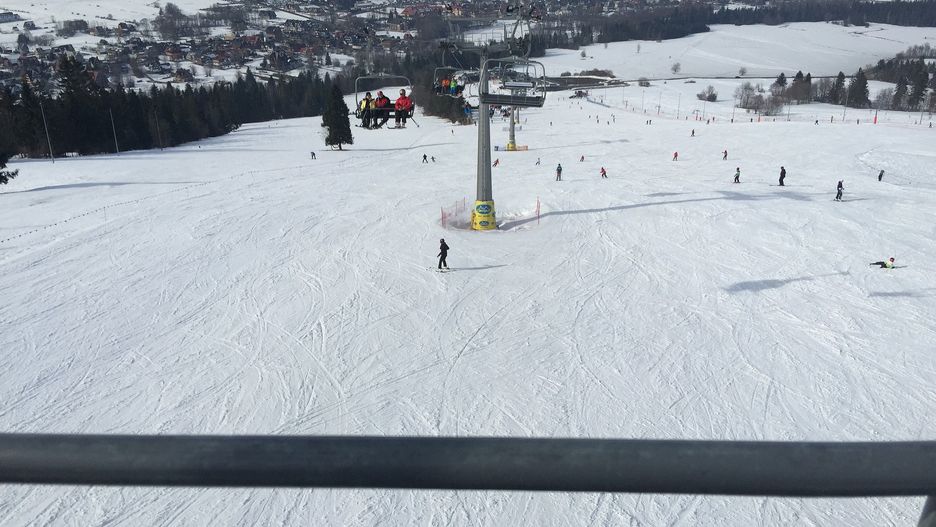 Ferie zimowe 2021. Rodzice dzwonią, organizatorzy chcą działać. Kurator zapowiada, że grupowych wyjazdów nie będzie