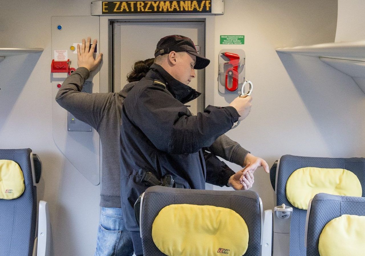 Agresywny pasażer ubliżał kierowniczce pociągu. Został obezwładniony