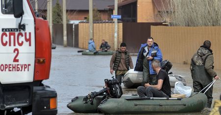 Rosyjski Orenburg całkowicie pod wodą. Ewakuowano tysiące ludzi