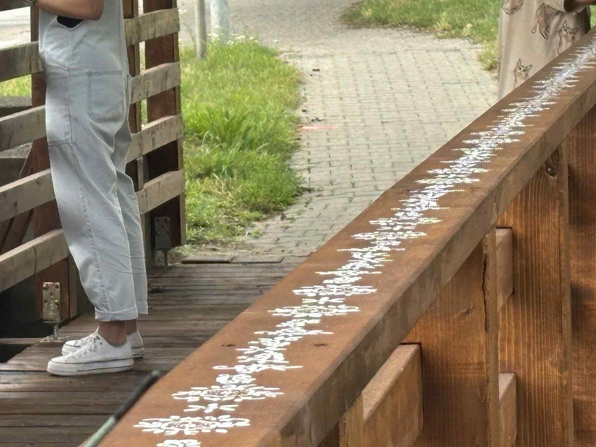 Haft pałucki zdobi mostek przy ul. Rogozińskiej w Wągrowcu
