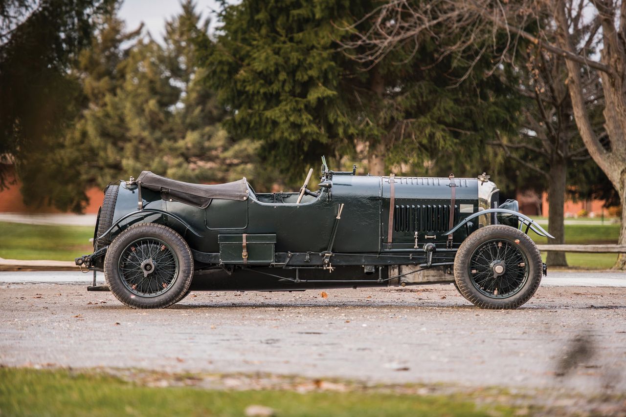 Czym ten samochód zasłużył sobie jeszcze na uznanie? Dwukrotnie wziął udział w 24 Hours of Le Mans, zajął  w jednym z wyścigów (1929 r.) trzecie miejsce, a także drugie w Brooklands Double Twelve w tym samym roku. Był też szósty w 6 Hours Brooklands w 1928 roku. Ponadto jest jedynym istniejącym egzemplarzem Bobtail z karoserią przygotowaną przez Vanden Plas.