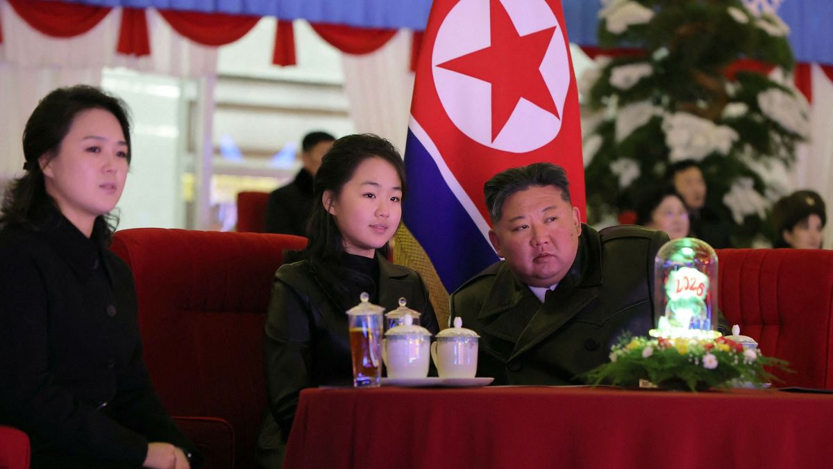 Archiwum zagraniczne East News 2025-12
This picture taken on December 31, 2025 and released by North Korea's official Korean Central News Agency (KCNA) via KNS on January 1, 2026 shows North Korean leader Kim Jong Un, his daughter Kim Ju Ae (C) and wife Ri Sol Ju (L) watching a New year's celebration performance at the May Day Stadium in Pyongyang. North Korean leader Kim Jong Un has praised his troops fighting abroad as forging an "invincible alliance" with Russia in a new year's message, state media said on January 1. (Photo by KCNA VIA KNS / AFP) / South Korea OUT / ---EDITORS NOTE--- RESTRICTED TO EDITORIAL USE - MANDATORY CREDIT "AFP PHOTO/KCNA VIA KNS" - NO MARKETING NO ADVERTISING CAMPAIGNS - DISTRIBUTED AS A SERVICE TO CLIENTS
THIS PICTURE WAS MADE AVAILABLE BY A THIRD PARTY. AFP CAN NOT INDEPENDENTLY VERIFY THE AUTHENTICITY, LOCATION, DATE AND CONTENT OF THIS IMAGE. /
STR