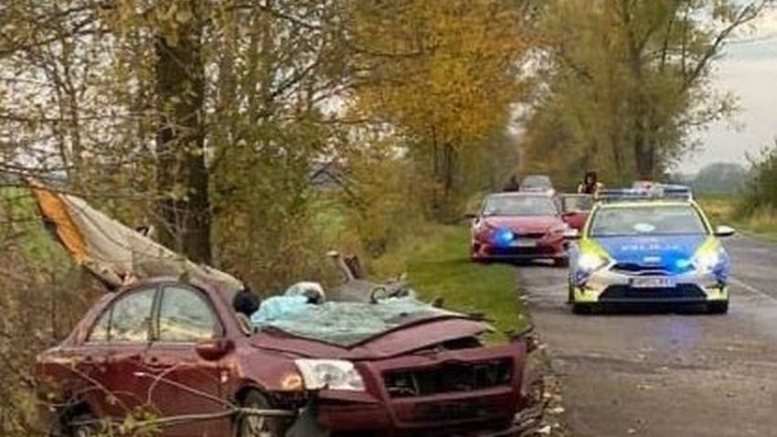 Kierowcę zabrał śmigłowiec LPR. 37-latek doznał poważnych obrażeń ciała (zdjęcia)