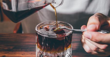 Zmienia działanie mózgu. Możliwe, że pijesz ją codziennie