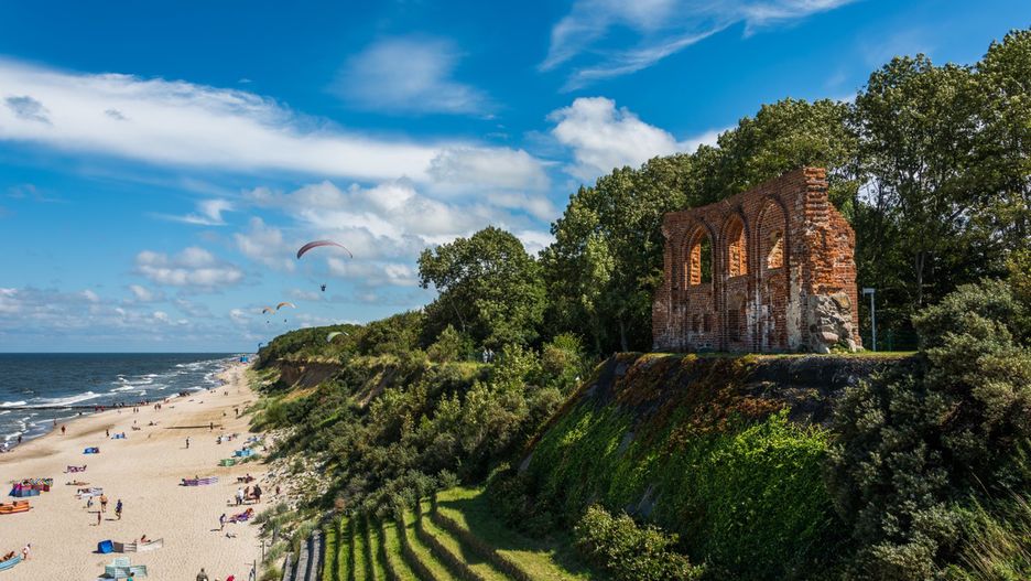 Paralotniarzy można często zobaczyć nad plażą w Trzęsaczu