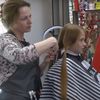 Dziewięciolatka ścięła włosy dla ukraińskiej armii. Zapuszczała je całe życie
