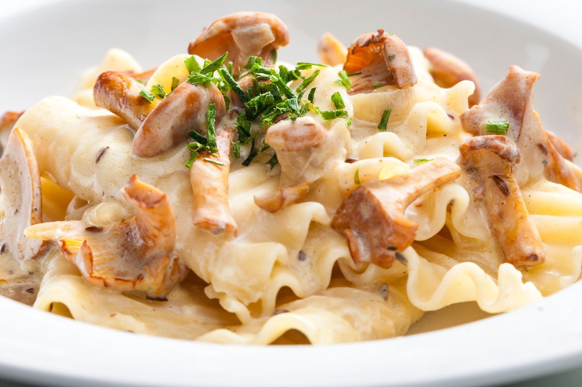 Pasta with chanterelles: A quick and creamy seasonal delight