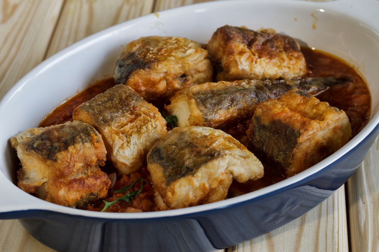 Zapomnij o rybie smażonej w panierce. Pieczona w pomidorach smakuje jak z greckiej tawerny