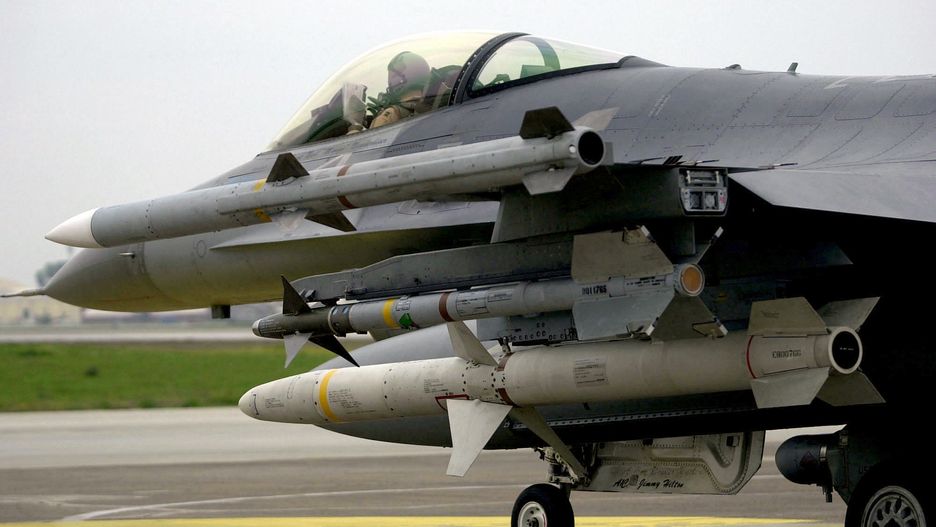 Pociski AMRAAM, Sidewinder i AGM-88 HARM pod skrzydłem F-16C