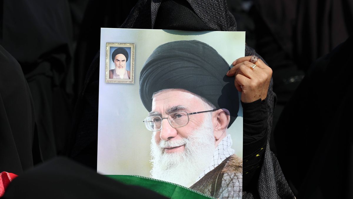 Muslims attend Friday prayers in Tehran as joint US-Israeli military operation continues
epa12799116 An Iranian woman holds a picture of late Iranian supreme leader Ayatollah Ali Khamenei as people attend the Friday prayer ceremony at Mosallah mosque in Tehran, Iran, 06 March 2026. A joint US-Israeli military operation continued to target multiple locations across Iran, marking the seventh day of the conflict that began on 28 February.  EPA/ABEDIN TAHERKENAREH 
Dostawca: PAP/EPA.
ABEDIN TAHERKENAREH
faithful, prayer, Friday, conflict, armed conflict
