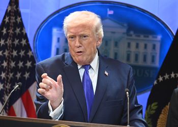 Sąd likwiduje cła Trumpa. Ekspert: "Może chętniej sięgać po wojsko"