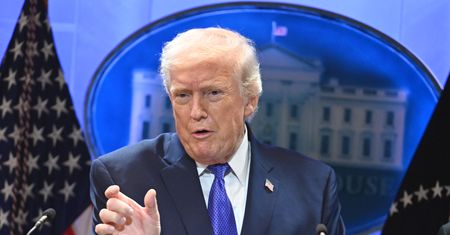Sąd likwiduje cła Trumpa. Ekspert: "Może chętniej sięgać po wojsko"