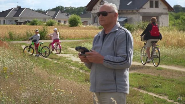 Pan Michał ma 89 lat i jest najstarszym operatorem drona w Polsce