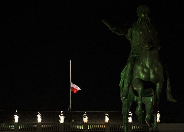 Flaga państwowa na Pałacu Prezydenckim opuszczona do połowy na znak żałoby