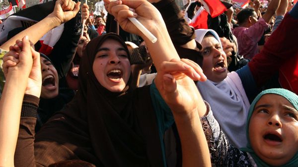 Tłum na placu Tahrir świętuje zwycięstwo Mursiego