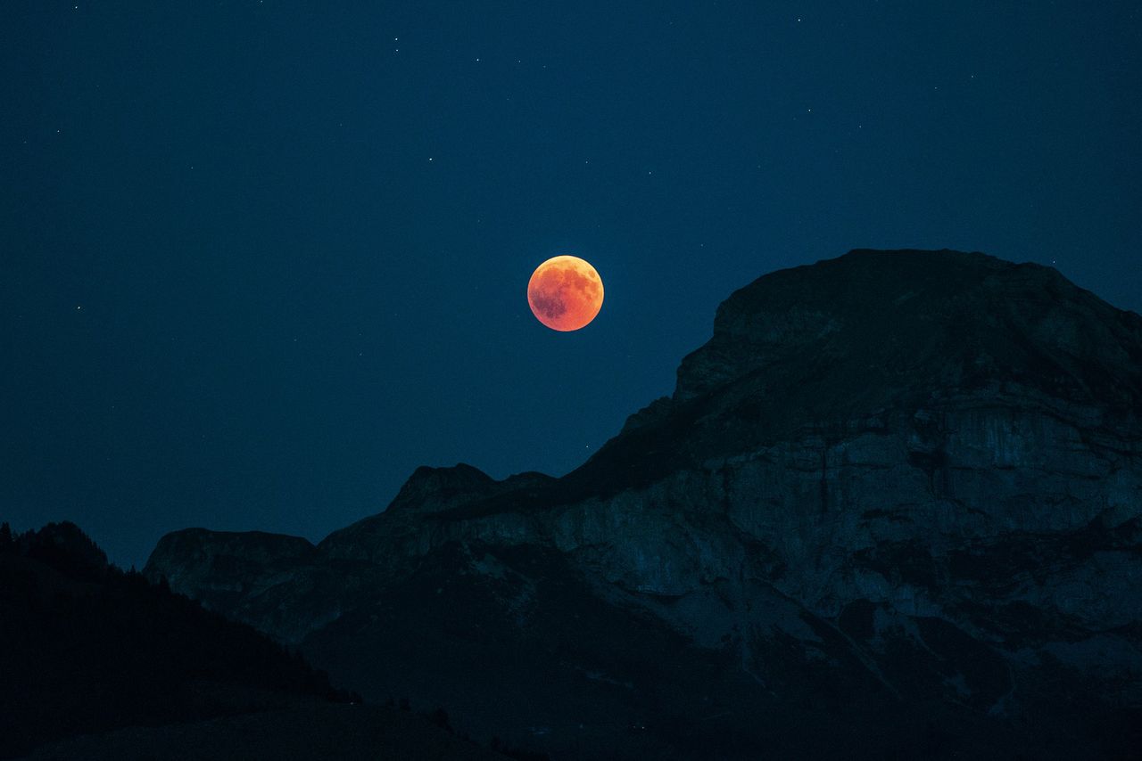 Całkowite zaćmienie Księżyca na zdjęciach ze świata. Kolejne za 7 lat