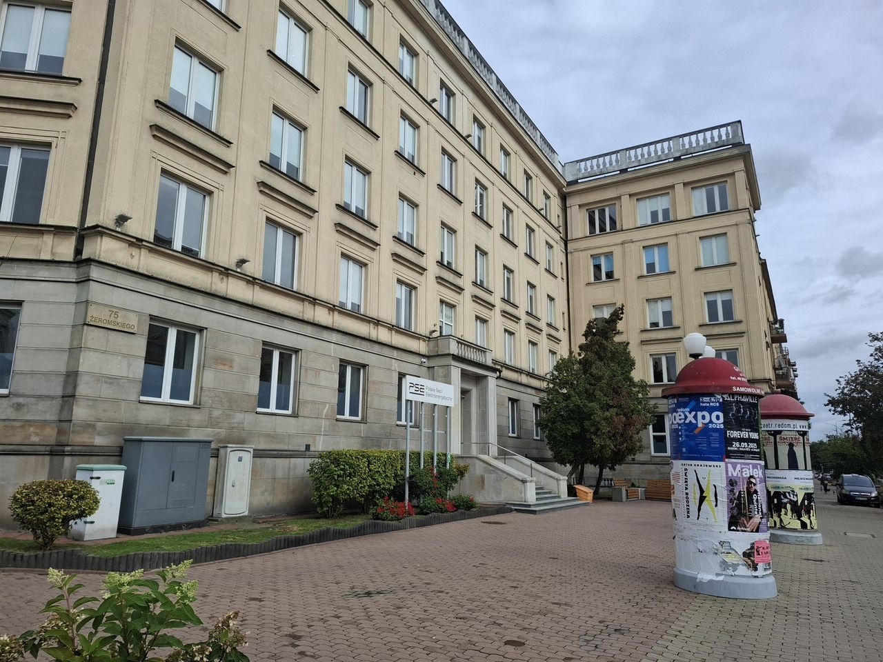 Radom: Biurowiec przy ulicy Żeromskiego 75 będzie siedzibą Miejskiego Urzędu Pracy. Dziś jest jak...twierdza Zobacz jak wygląda