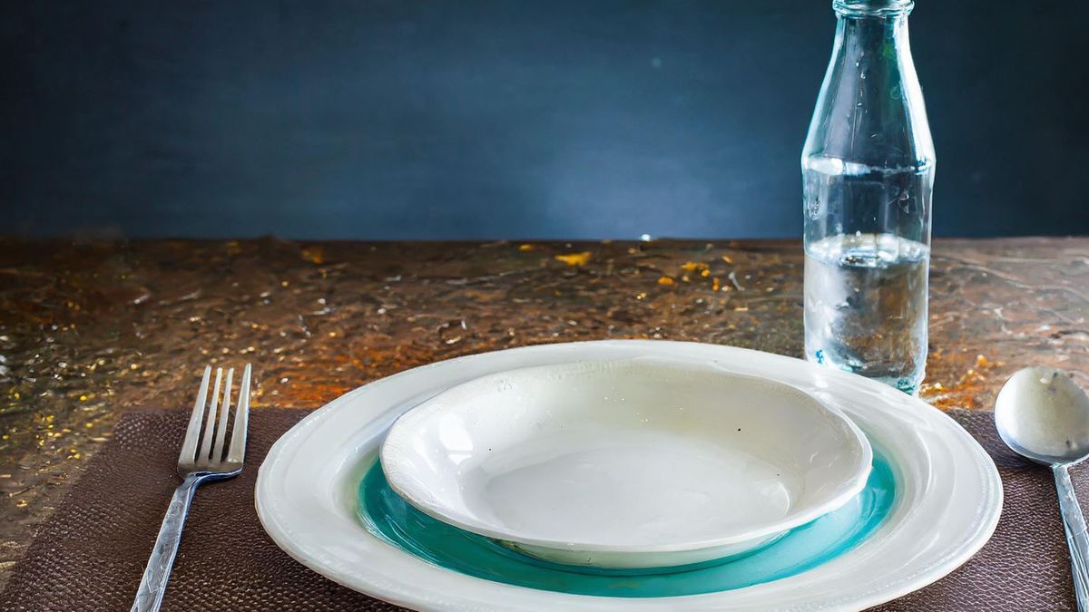 Pusty talerz, tylko woda