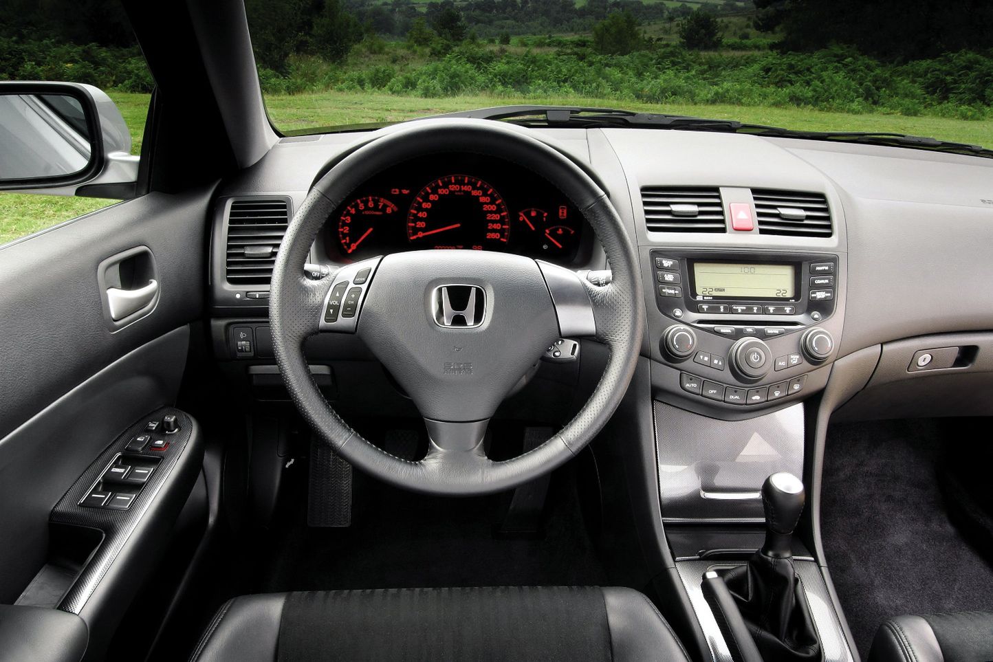 Eleganckie, nowoczesne i sportowe wnętrze Hondy Accord VII