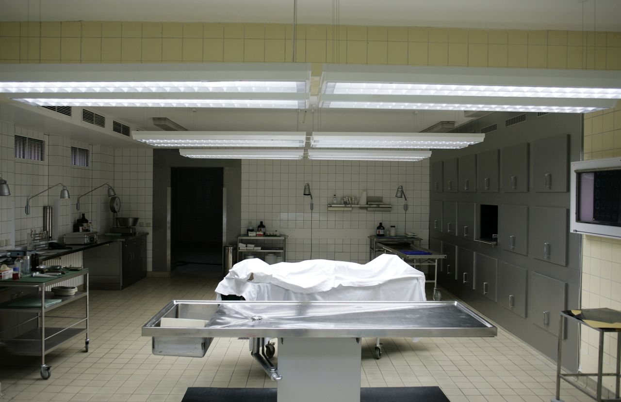 Łódź: sądowi lekarze strzelali do ludzkich zwłok. Jest decyzja prokuratury