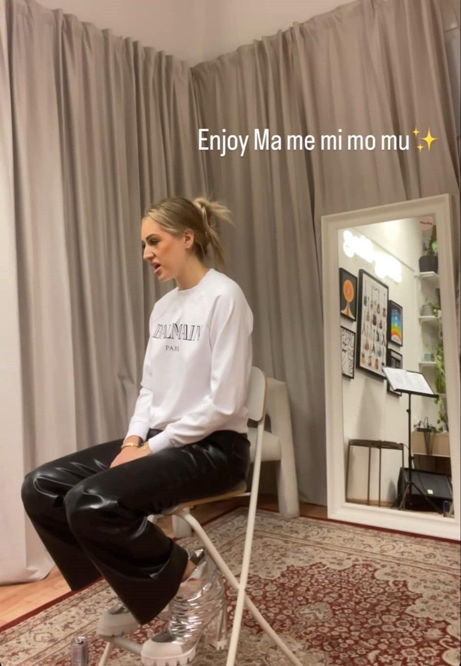 Caroline Derpienski melduje się na lekcji śpiewu 