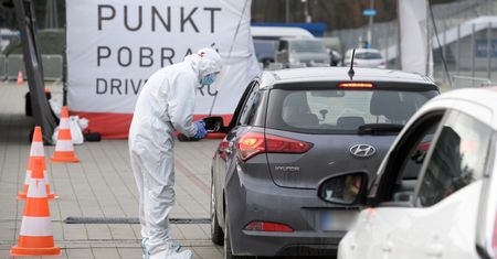 Koronawirus w Polsce. Ruszyły testy przesiewowe nauczycieli. "Po co to badanie?"