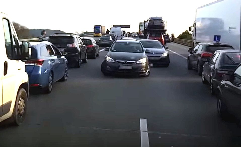 Zawracający na autostradzie często wykorzystują utworzony korytarz życia. To może spowodować zwłokę karetki czy straży pożarnej