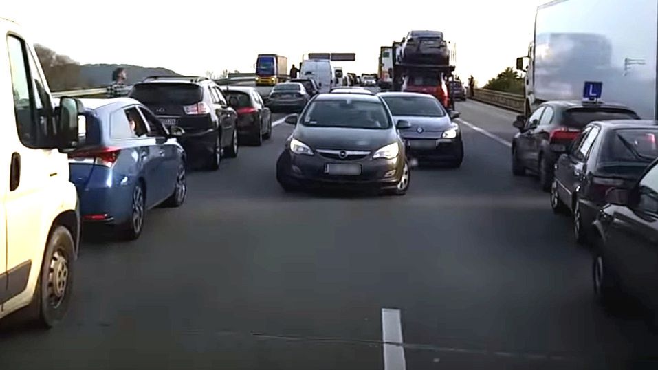 Zawracający na autostradzie często wykorzystują utworzony korytarz życia. To może spowodować zwłokę karetki czy straży pożarnej