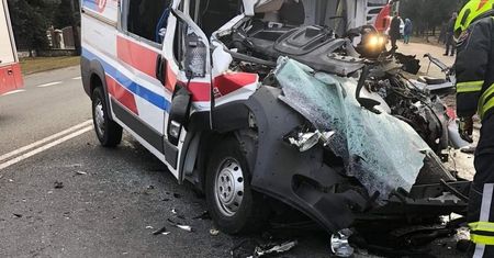 Zawiercie. Tragiczny wypadek. Nie żyje kierowca karetki