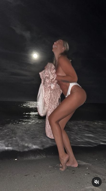 Monika Goździalska pozuje topless na plaży