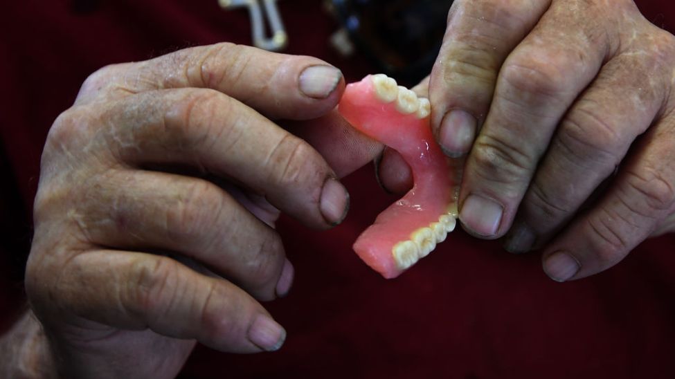 Senior oszukany podczas zakupów on-line. Zamówił protezę zębową