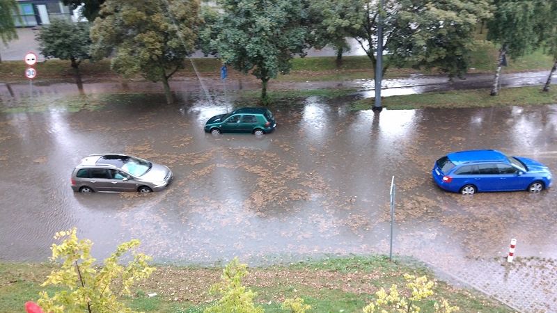 Zalana ulica Wojciechowska po burzy, która przeszła przez Lublin
