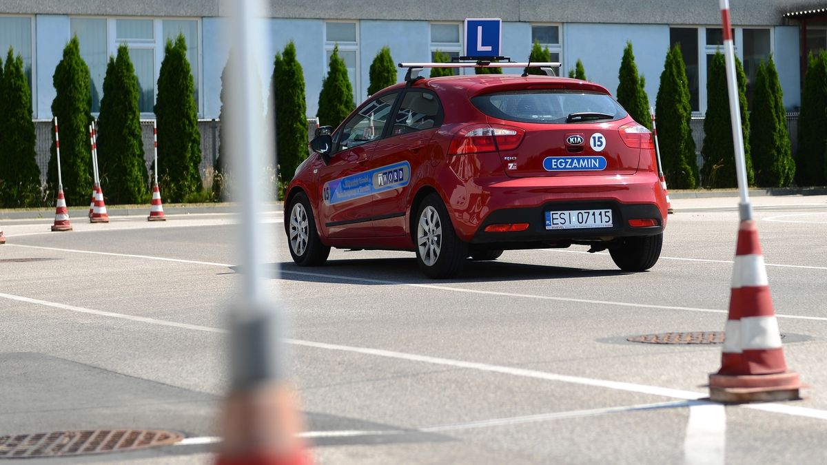 Kierowcy z uprawnieniami, którzy chcieliby się doszkolić, muszą się kierować do Ośrodków Doskonalenia Techniki Jazdy, a nie do szkół jazdy.