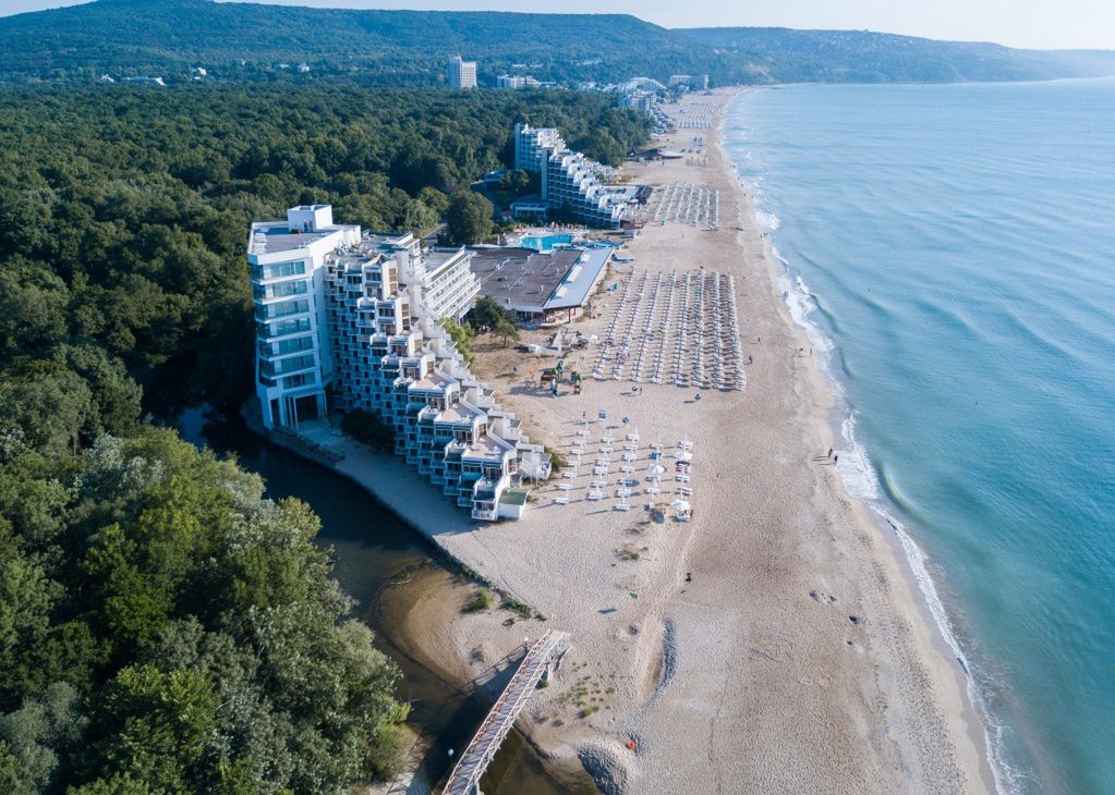 Nadmorskie hotele w Albenie są położone pomiędzy gęstym lasem, a płytkim morzem