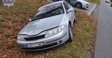 Po kolizji wsiadł w samochód sprawcy podając się za policjanta i odjechał. Podróż zakończył w rowie