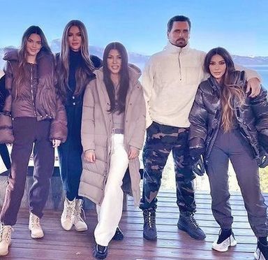 Kim Kardashian wkleiła siostrę na rodzinne zdjęcie?