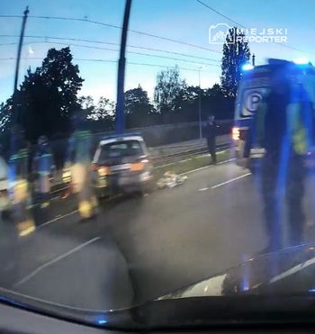 Warszawa: Auto do transportu krwi wbiło się w słup na Targówku. Osoby jechały na dializy. Pasażerka była reanimowana. 4 osoby ranne, w tym dwie ciężko