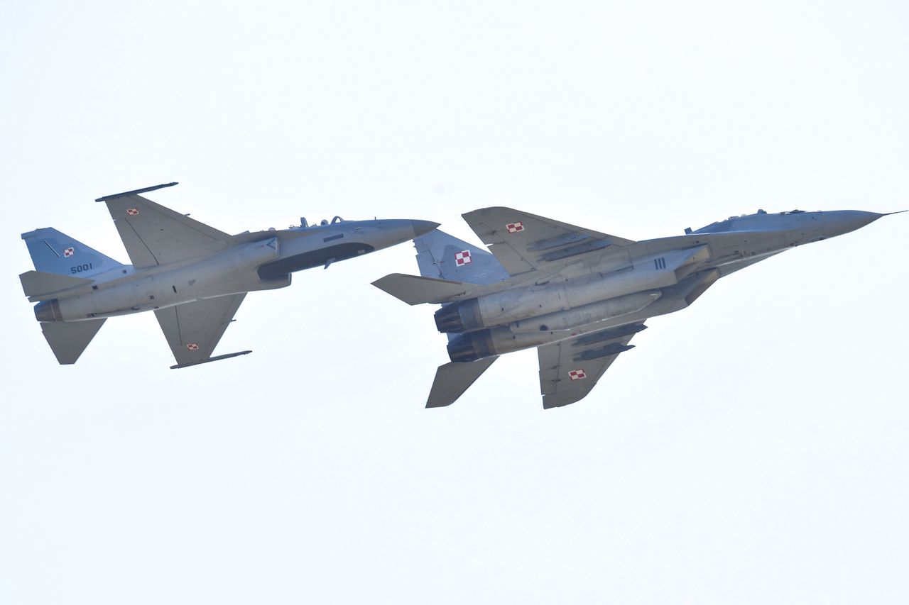 Samoloty FA-50 Fighting Eagle i MiG-29 podczas pokazów lotniczych Radom Air Show 2023.
