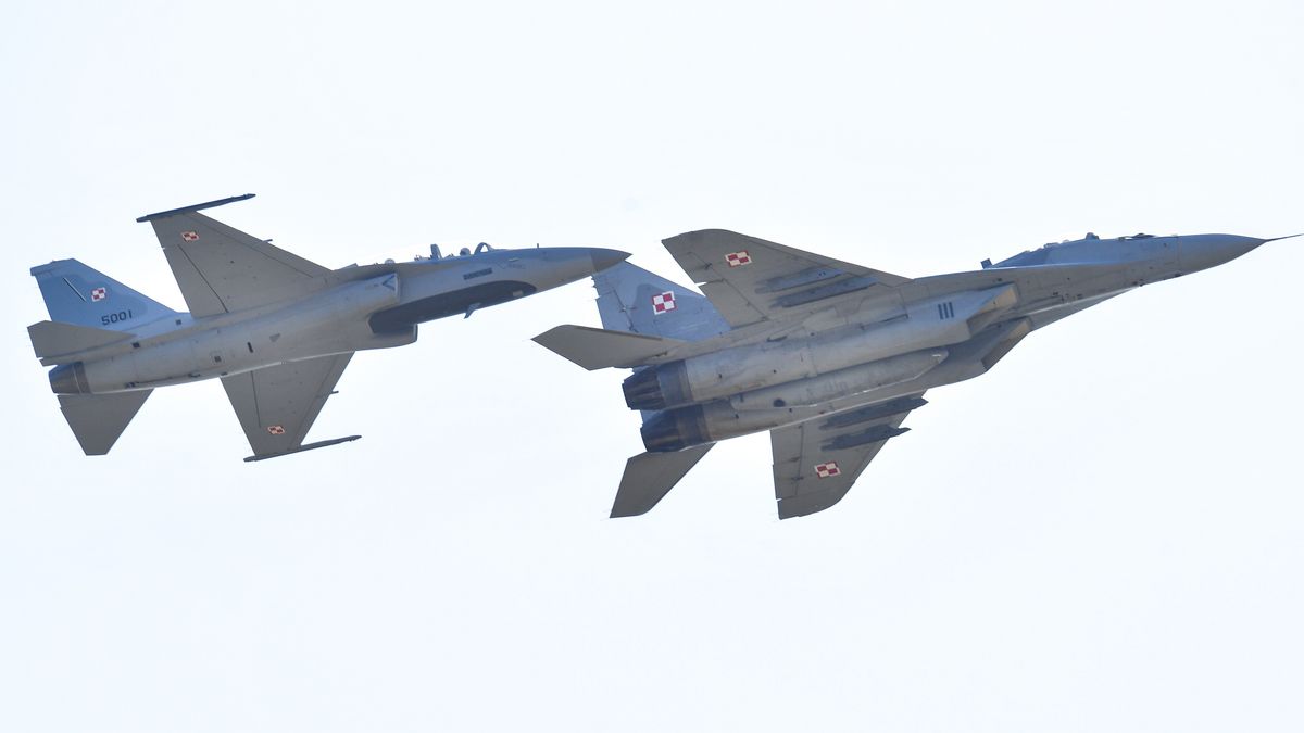 Samoloty FA-50 Fighting Eagle i MiG-29 podczas pokazów lotniczych Radom Air Show 2023.
