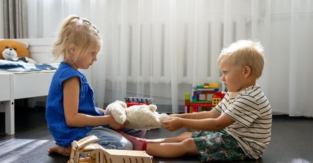 Eksperci i biznes łączą siły, by pomóc dzieciom się dogadywać. Efekt? Mądra bajka na trudne chwile