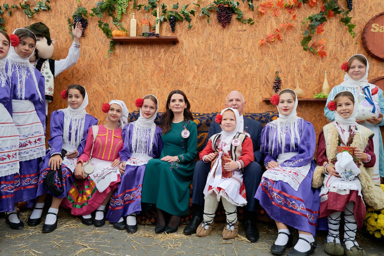 Eugenia Gutsu, the governor of Gagauzia, took a photo with a Gagauz folk group during the wine festival.