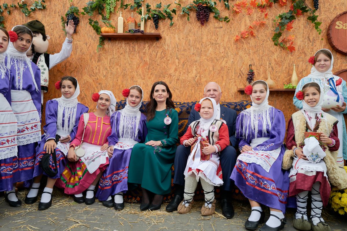 Jewgienija Guțul, gubernator Gagauzji sfotografowała się z grupą folklorystyczna Gaguazów podczas festiwalu wina