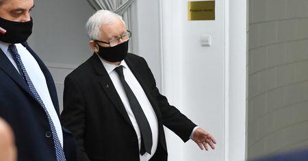Jarosław Kaczyński z obstawą. Widziano, jak do kościoła wiozła go kolumna 4 aut